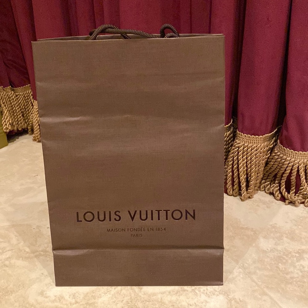 14”x10”x 4” clean & excellent condition louis Vittton bag. Smoke & pet free home